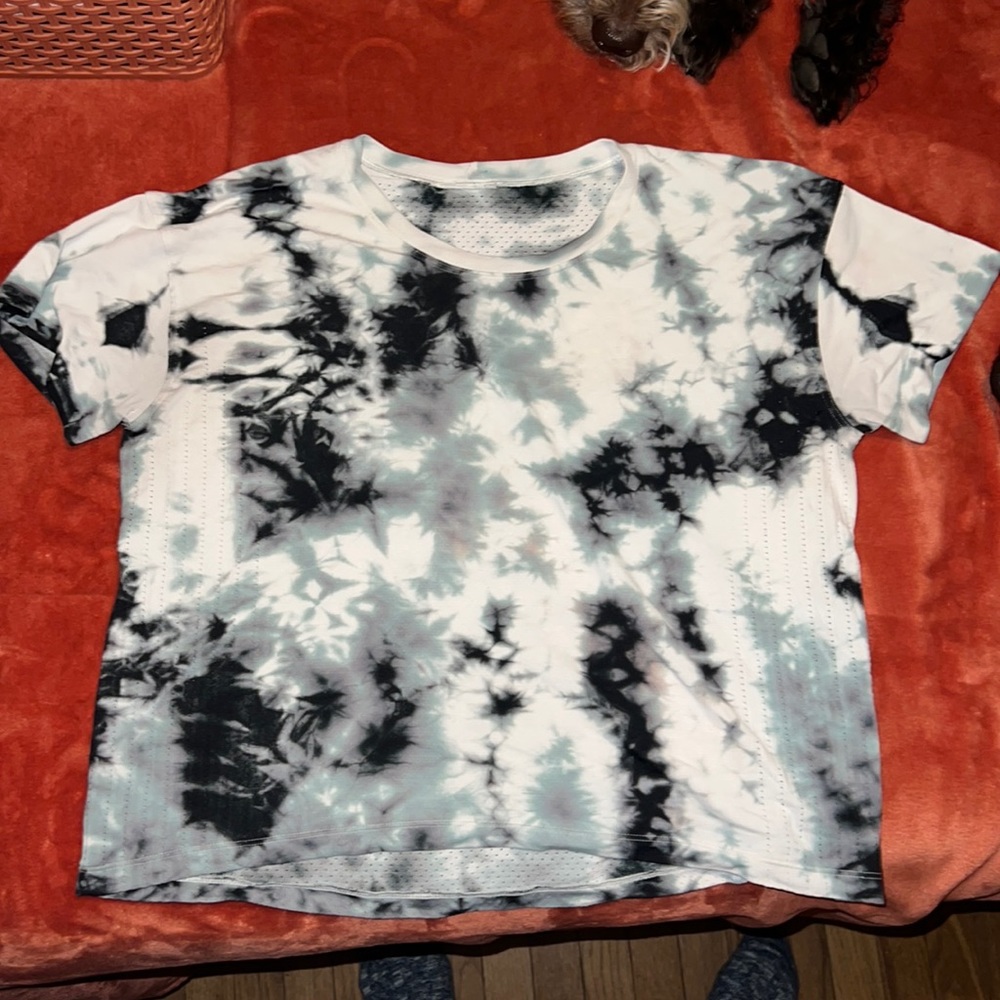 Lululemon crop black & white tie-dye workout shirt